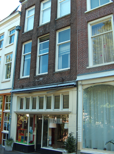 820312 Gezicht op de voorgevel van het pand Oudegracht 294 (TWU - Interieur) te Utrecht.N.B. Rond 1860 was in het pand ...